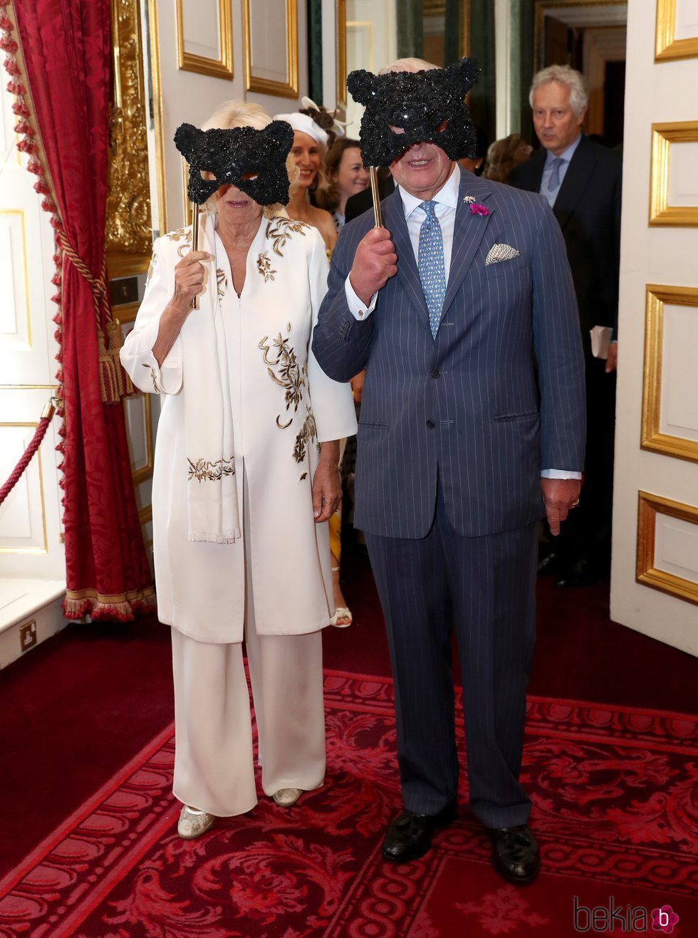Príncipe Carlos y Camilla Parker con máscaras en Elephant Family Animal