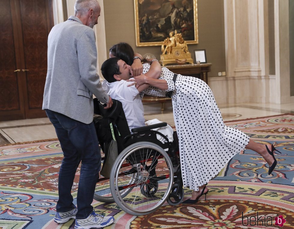 La Reina Letizia abrazando a Gerardo, el ganador de los Premios Buenos días, Javi y Mar: por un mundo mejor