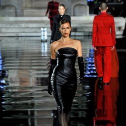 Irina Shayk desfilando en el Pitti Immagine Uomo 2019