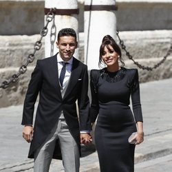 Jesús Navas y Alejandra Moral a su llegada a la boda de Pilar Rubio y Sergio Ramos