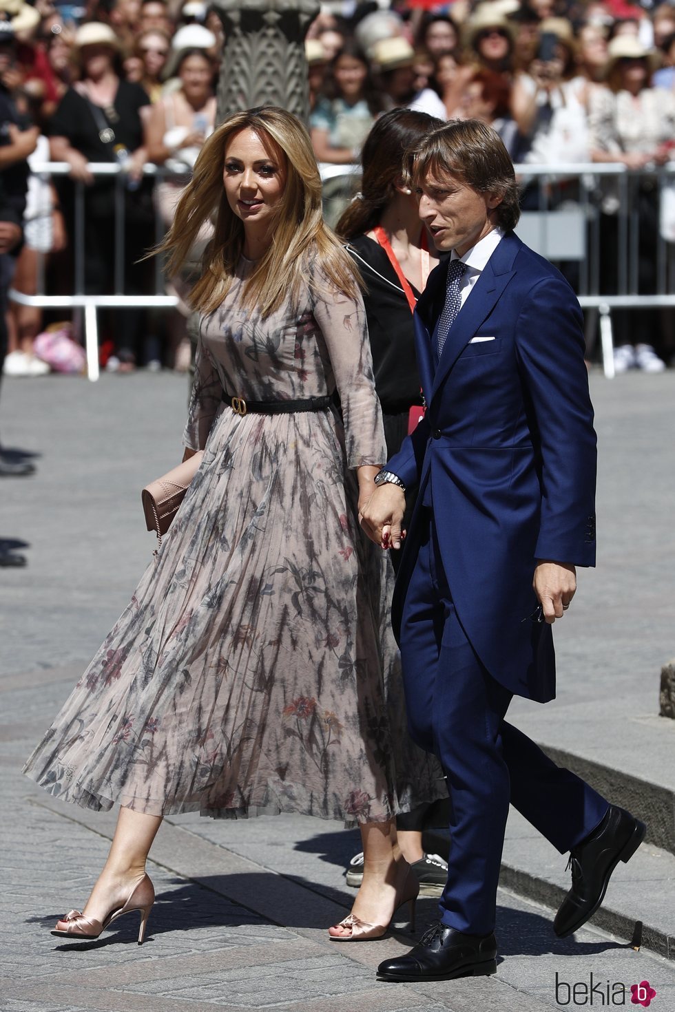 Luka Modric y su mujer Vanja Bosnic a su llegada a la boda de Pilar Rubio y Sergio Ramos