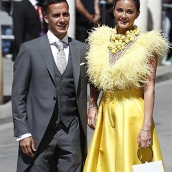 Lucas Vázquez y su mujer Macarena Rodríguez a su llegada a la boda de Pilar Rubio y Sergio Ramos