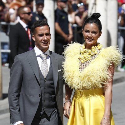 Lucas Vázquez y su mujer Macarena Rodríguez a su llegada a la boda de Pilar Rubio y Sergio Ramos