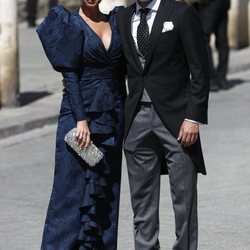 Jordi Alba y su mujer Romarey Ventura a su llegada a la boda de Pilar Rubio y Sergio Ramos