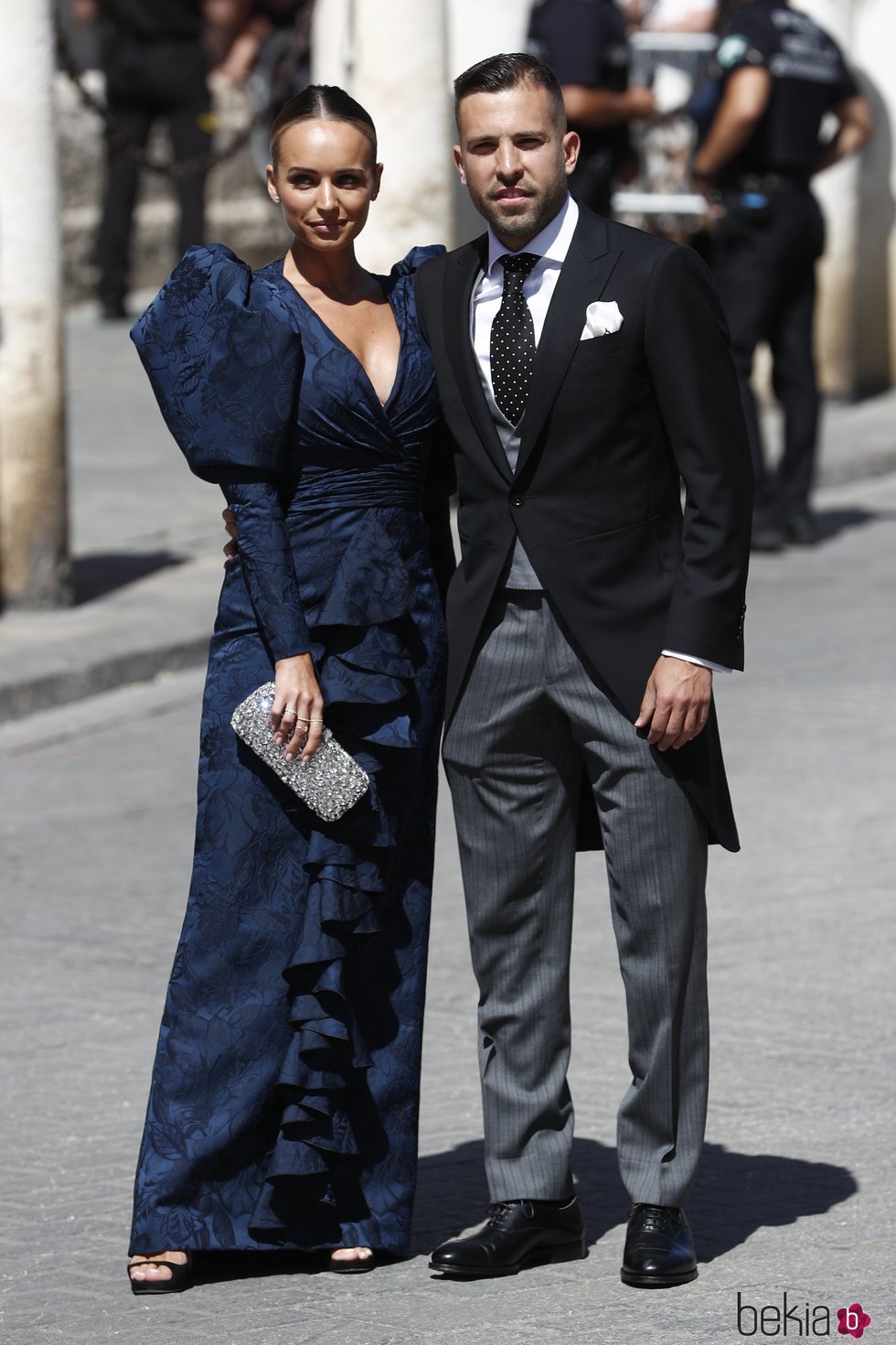 Jordi Alba y su mujer Romarey Ventura a su llegada a la boda de Pilar Rubio y Sergio Ramos