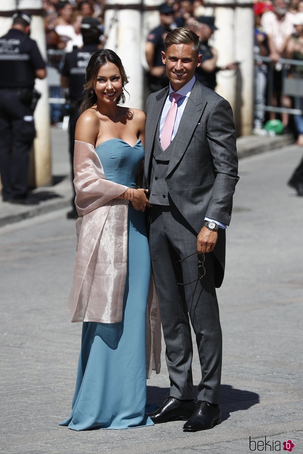 Marco Llorente y Patricia Noarbe a su llegada a la boda de Pilar Rubio y Sergio Ramos