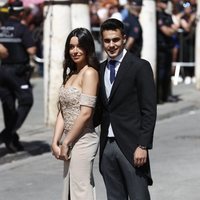 Sergio Reguilón y su novia a su llegada a la boda de Pilar Rubio y Sergio Ramos