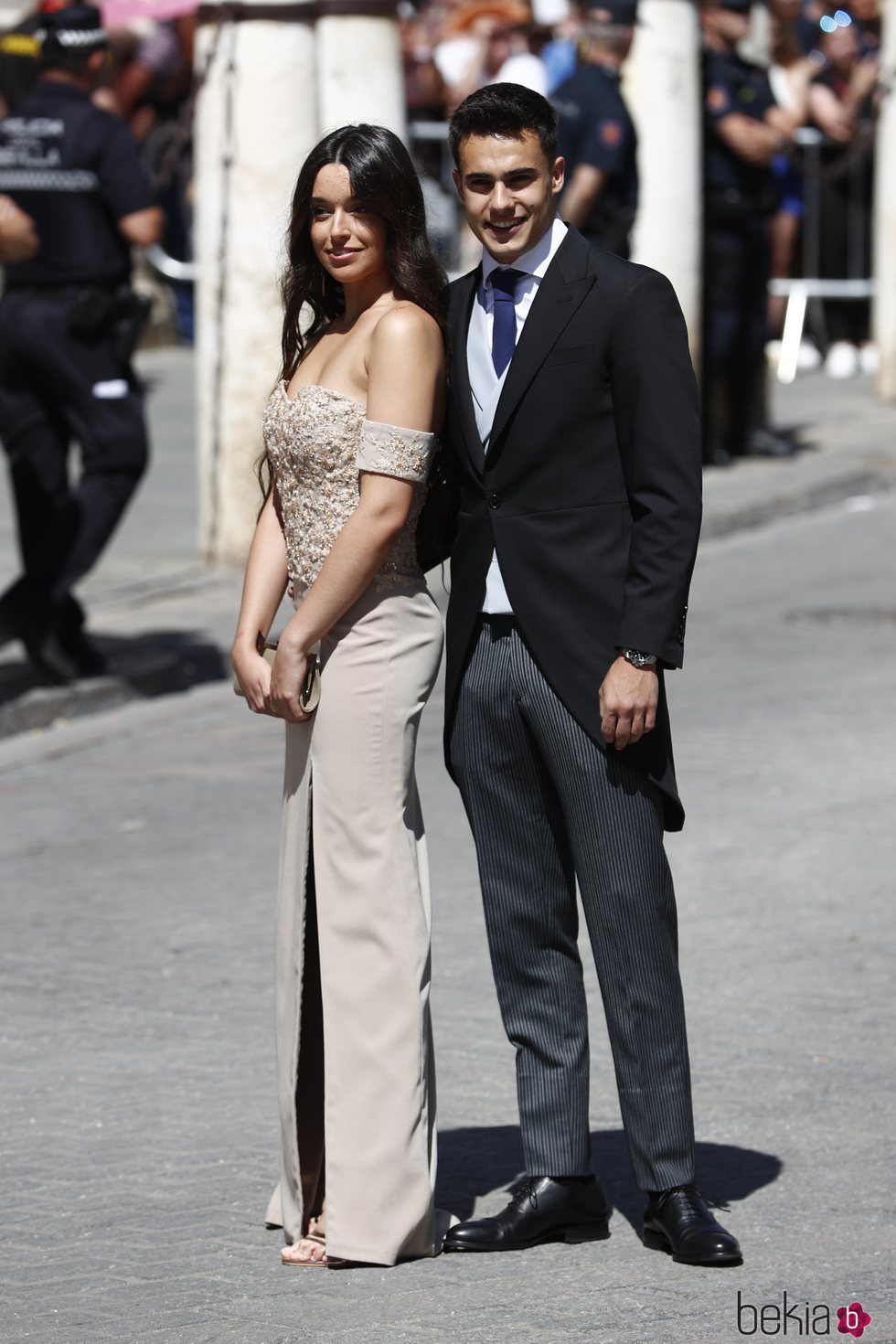 Sergio Reguilón y su novia a su llegada a la boda de Pilar Rubio y Sergio Ramos