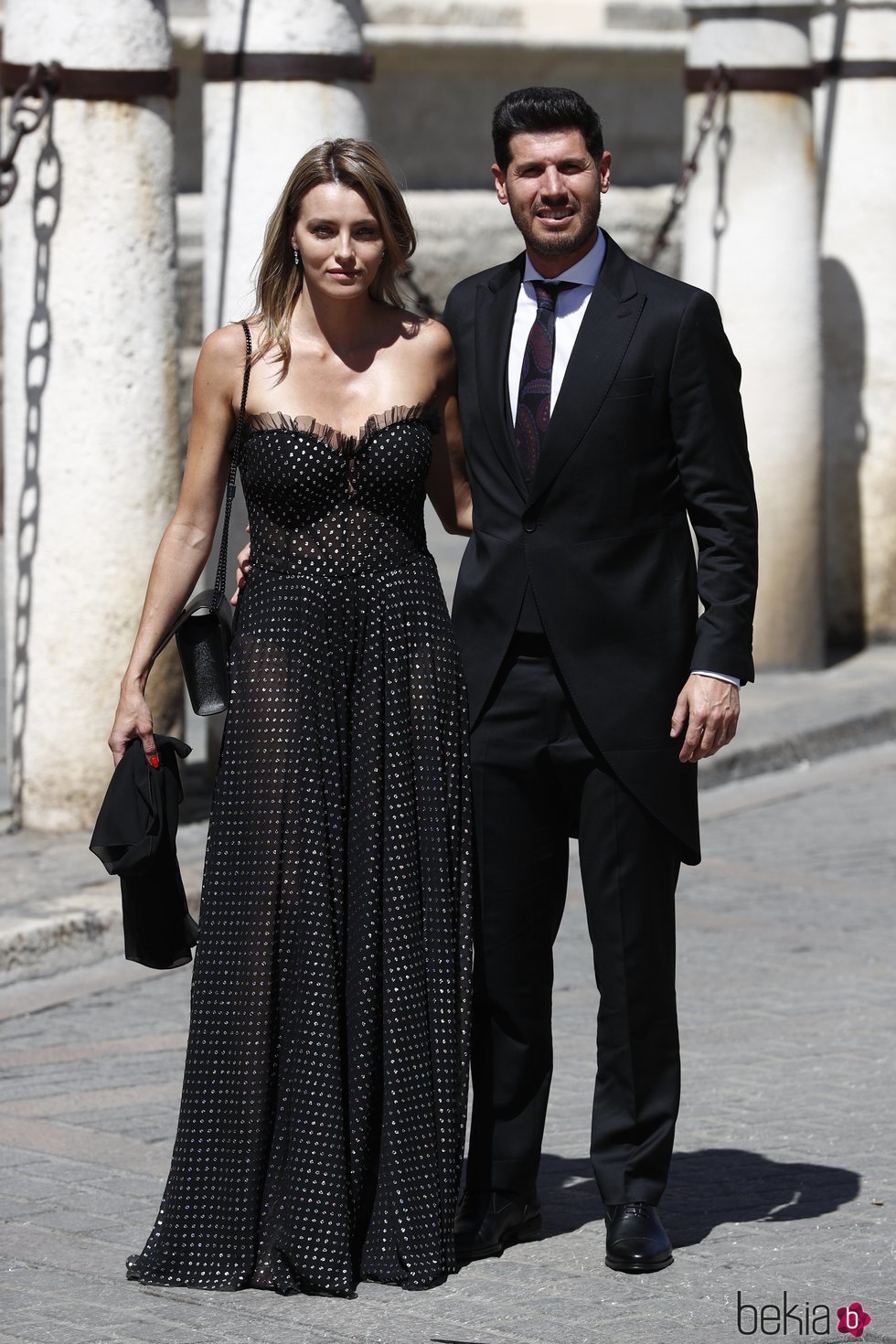 Albert Luque y Marta Luna a su llegada a la boda de Pilar Rubio y Sergio Ramos