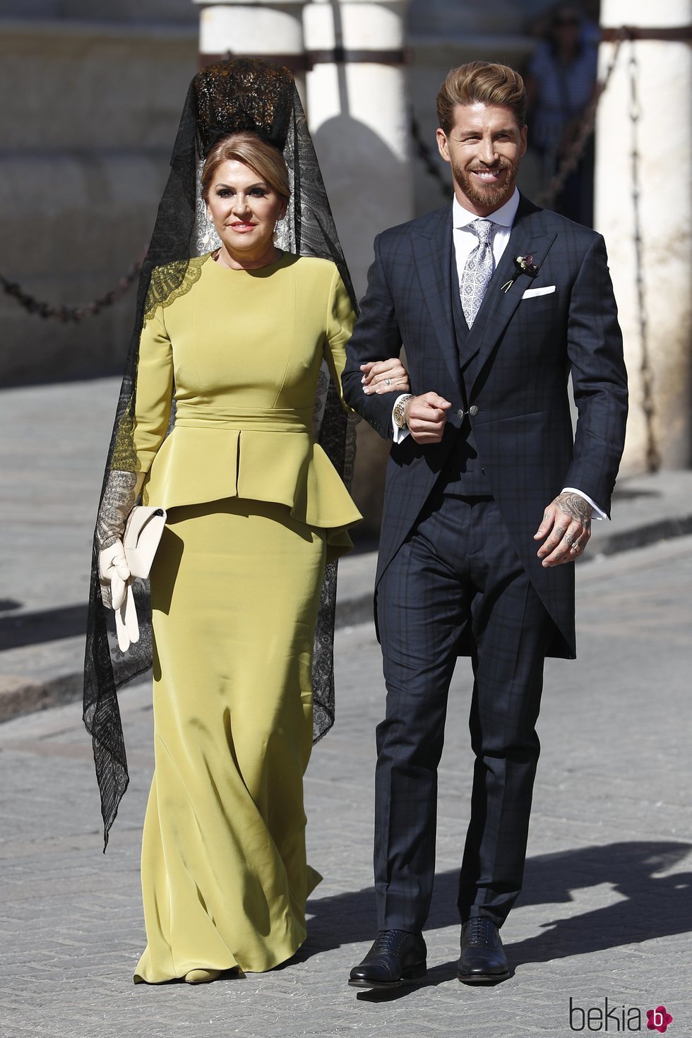 Sergio Ramos y su madre Paqui García saliendo del hotel para ir a la boda con Pilar Rubio