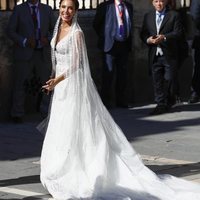 Pilar Rubio muy sonriente a la entrada a la Catedral de Sevilla para casarse con Sergio Ramos