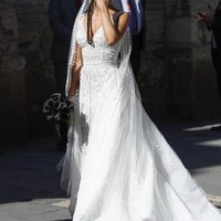 Pilar Rubio lanzando un beso a su llegada a la Catedral de Sevilla para casarse con Sergio Ramos