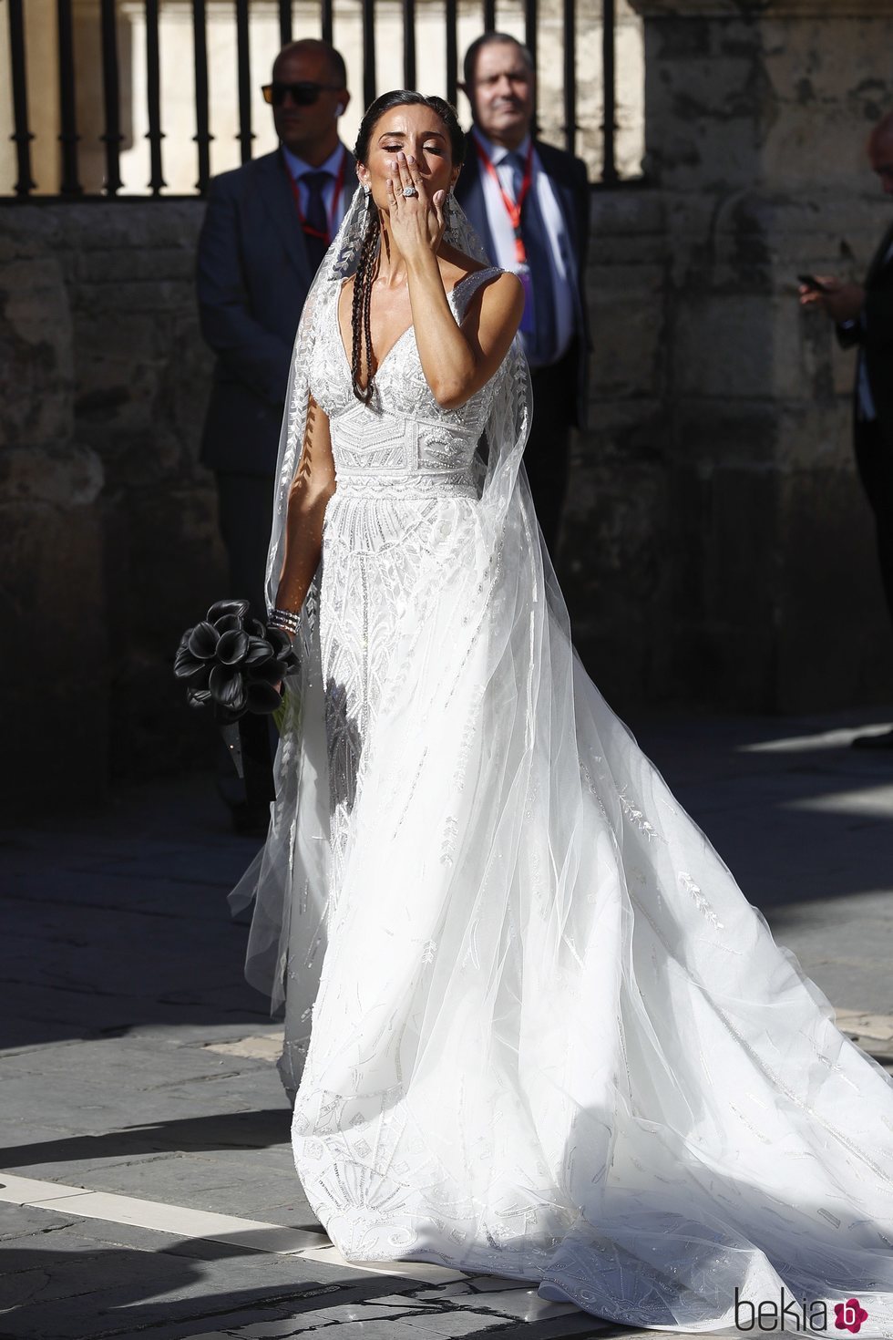 Pilar Rubio lanzando un beso a su llegada a la Catedral de Sevilla para casarse con Sergio Ramos