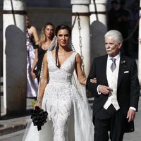 Pilar Rubio con su padre Manuel Rubio a la llegada a su boda con Sergio Ramos