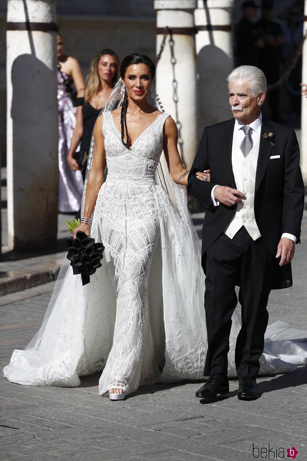 Pilar Rubio con su padre Manuel Rubio a la llegada a su boda con Sergio Ramos
