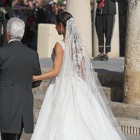 Parte de atrás del vestido de Pilar Rubio a su llegada a la Catedral de Sevilla para casarse con Sergio Ramos
