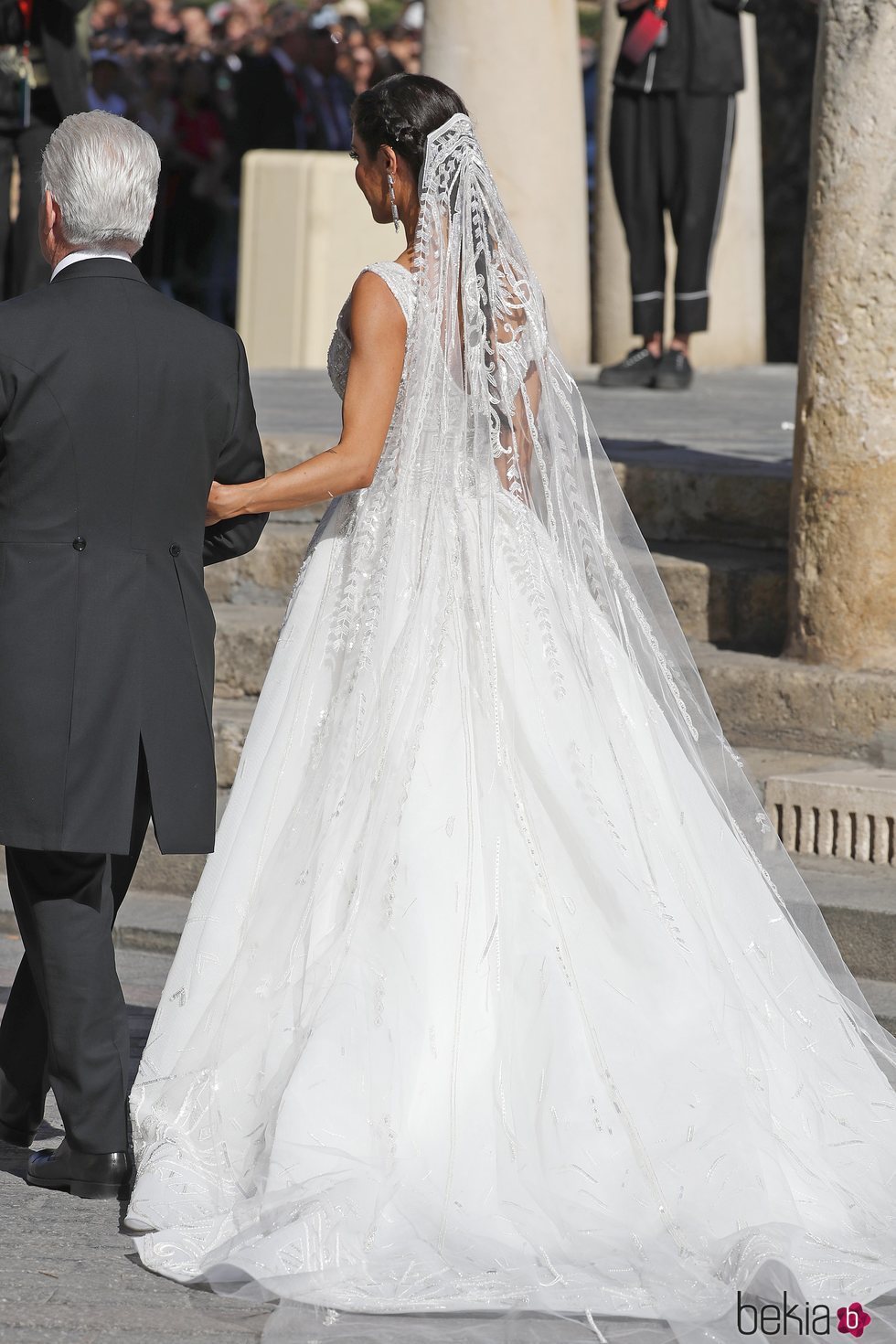 Parte de atrás del vestido de Pilar Rubio a su llegada a la Catedral de Sevilla para casarse con Sergio Ramos