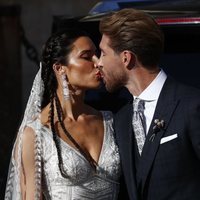 El primer beso de Sergio Ramos y Pilar Rubio tras su boda en la Catedral de Sevilla