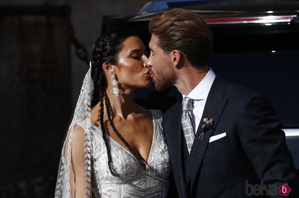 El primer beso de Sergio Ramos y Pilar Rubio tras su boda en la Catedral de Sevilla