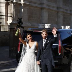 Sergio Ramos y Pilar Rubio saludando tras su boda en la Catedral de Sevilla