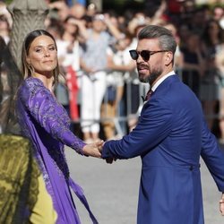Lorena Gómez y René Ramos cogidos de la mano a la salida de la boda de Sergio Ramos y Pilar Rubio