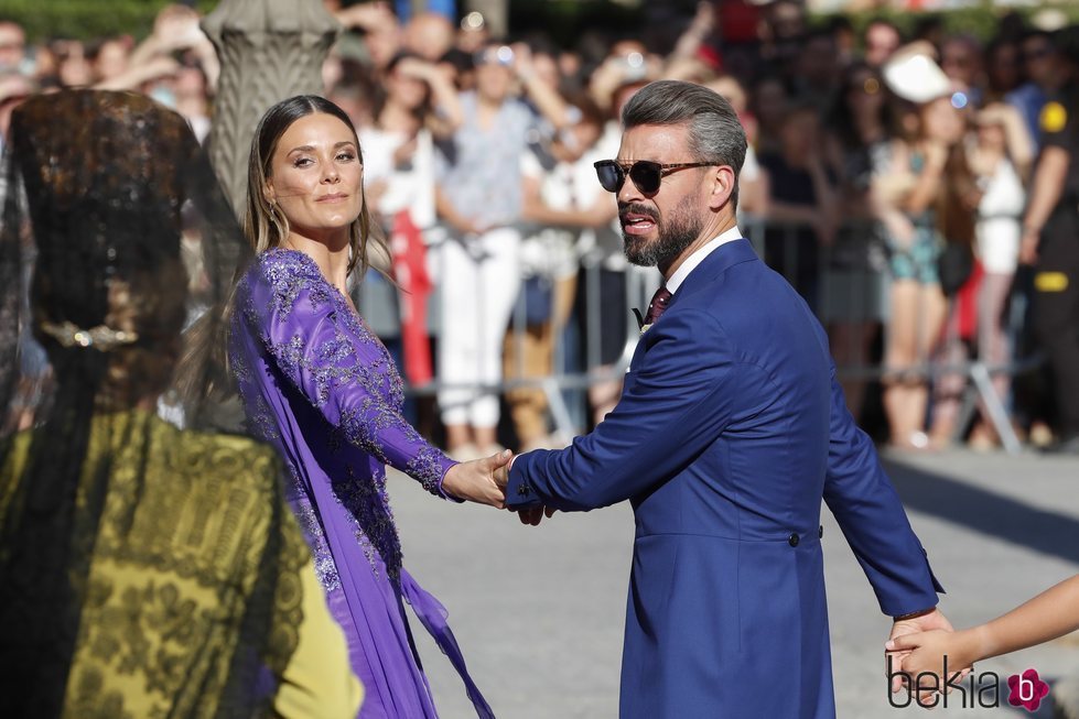 Lorena Gómez y René Ramos cogidos de la mano a la salida de la boda de Sergio Ramos y Pilar Rubio