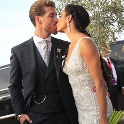 Pilar Rubio y Sergio Ramos besándose a su llegada la Finca La Alegría para celebrar su boda