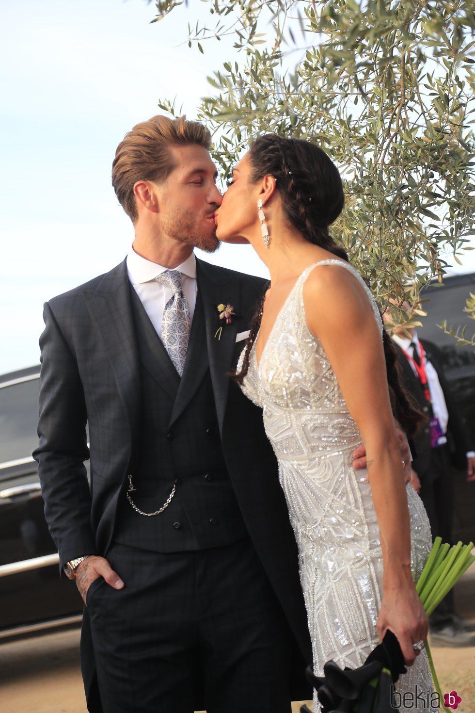 Pilar Rubio y Sergio Ramos besándose a su llegada la Finca La Alegría para celebrar su boda
