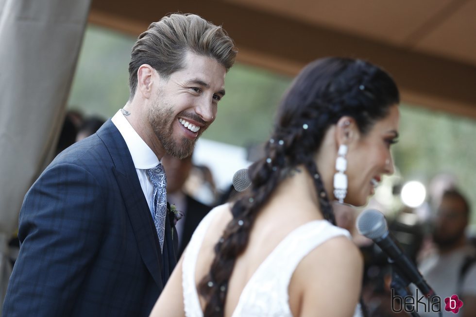 Sergio Ramos mirando muy enamorado a Pilar Rubio a su llegada a la finca para celebrar su boda