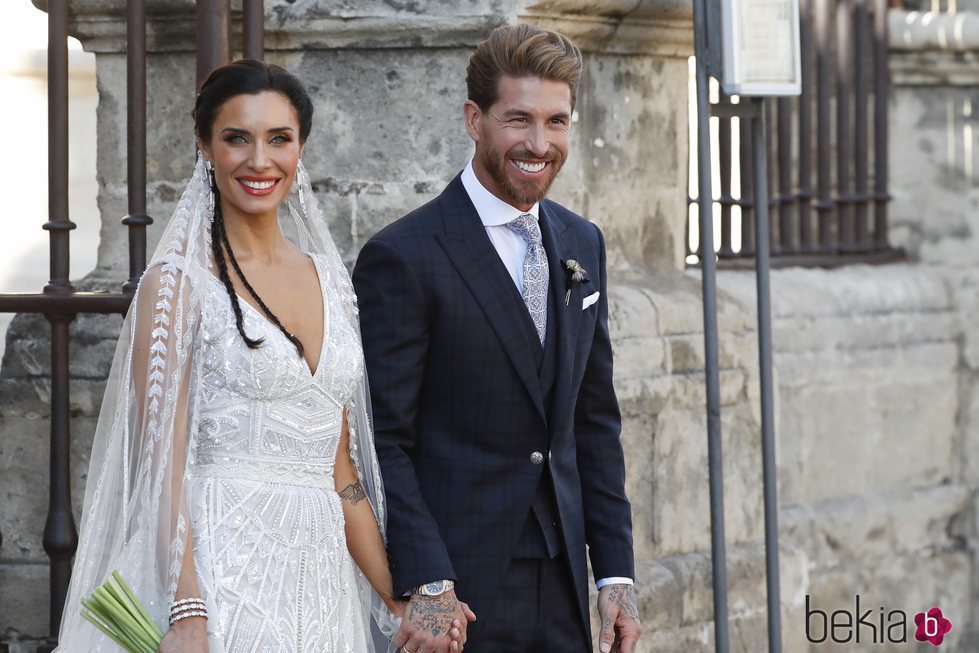 Sergio Ramos y Pilar Rubio saliendo de la Catedral de Sevilla convertidos en marido y mujer