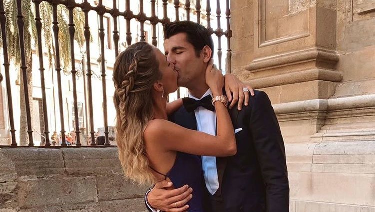 Álvaro Morata y Alice Campello besándose en la boda de Sergio Ramos y Pilar Rubio