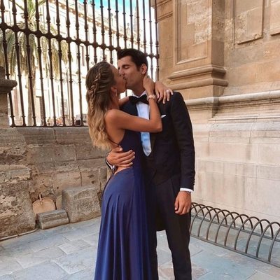 Álvaro Morata y Alice Campello besándose en la boda de Sergio Ramos y Pilar Rubio