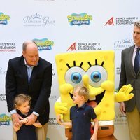 Alberto de Mónaco con sus hijos Jacques y Gabriella de Mónaco y Bob Esponja