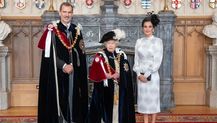 La Reina Isabel con los Reyes Felipe y Letizia en el día de la Orden de la Jarretera 2019