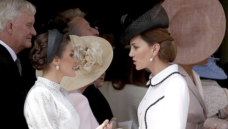 La Reina Letizia y Kate Middleton hablando en la procesión de la Orden de la Jarretera