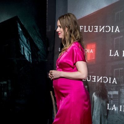 Manuela Vellés presume de embarazo en el estreno de 'La Influencia'