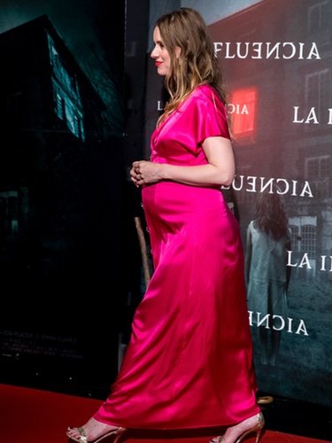 Manuela Vellés presume de embarazo en el estreno de 'La Influencia'