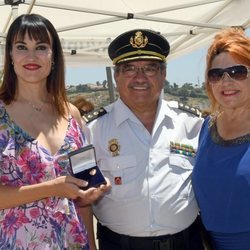 Irene Villa junto a su madre y el Comisario de Policía de Estepona en la inauguración de su calle
