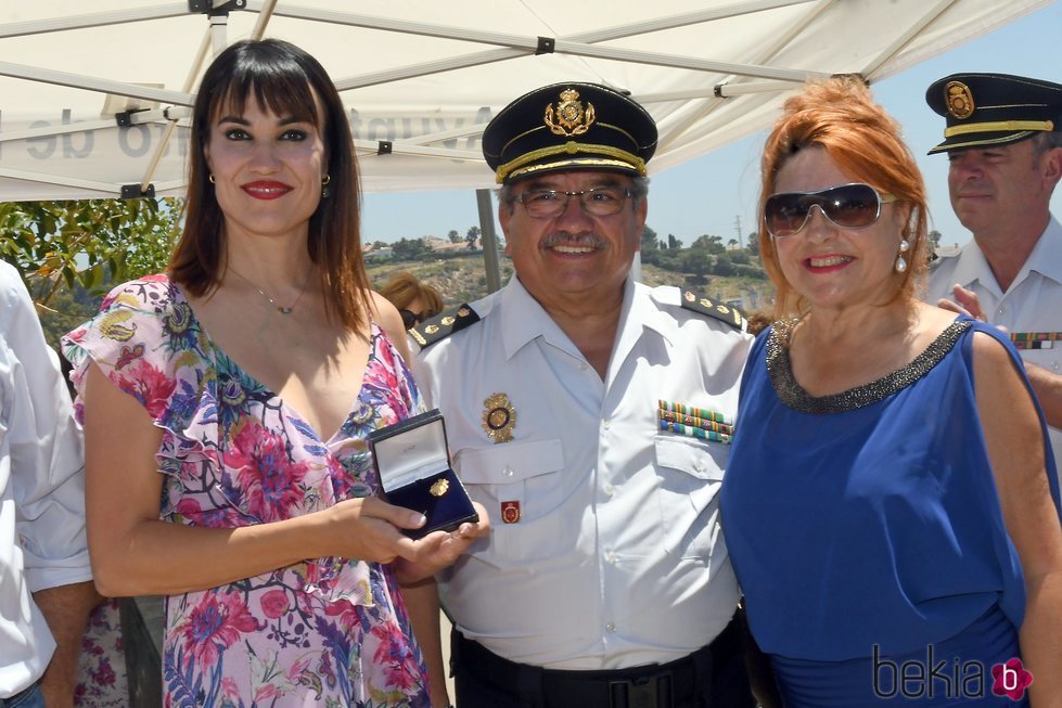 Irene Villa junto a su madre y el Comisario de Policía de Estepona en la inauguración de su calle