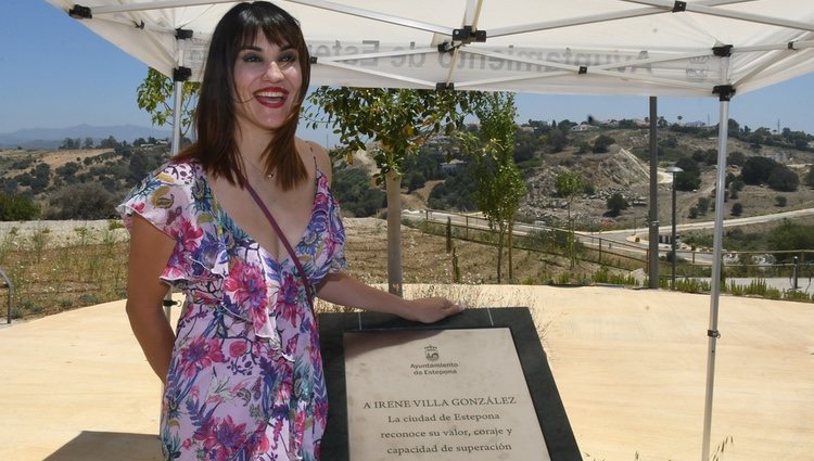 Irene Villa posa con su placa en Estepona