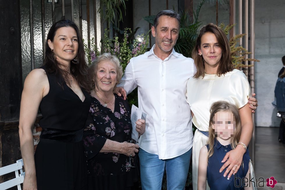 Pauline Ducruet con su familia paterna en la Paris Fashion Week 2019