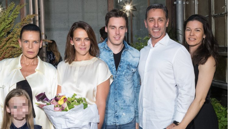 Pauline Ducruet con Estefanía de Mónaco y su familia paterna en la Paris Fashion Week 2019