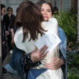 Pauline Ducruet y Camille Gottlieb se abrazan en la Paris Fashion Week 2019