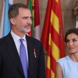 La Reina Letizia mira con cariño al Rey Felipe en el quinto aniversario de reinado de Felipe VI
