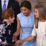 La Reina Letizia y la Infanta Sofía saludan a Clotilde Veniel en el quinto aniversario de reinado de Felipe VI