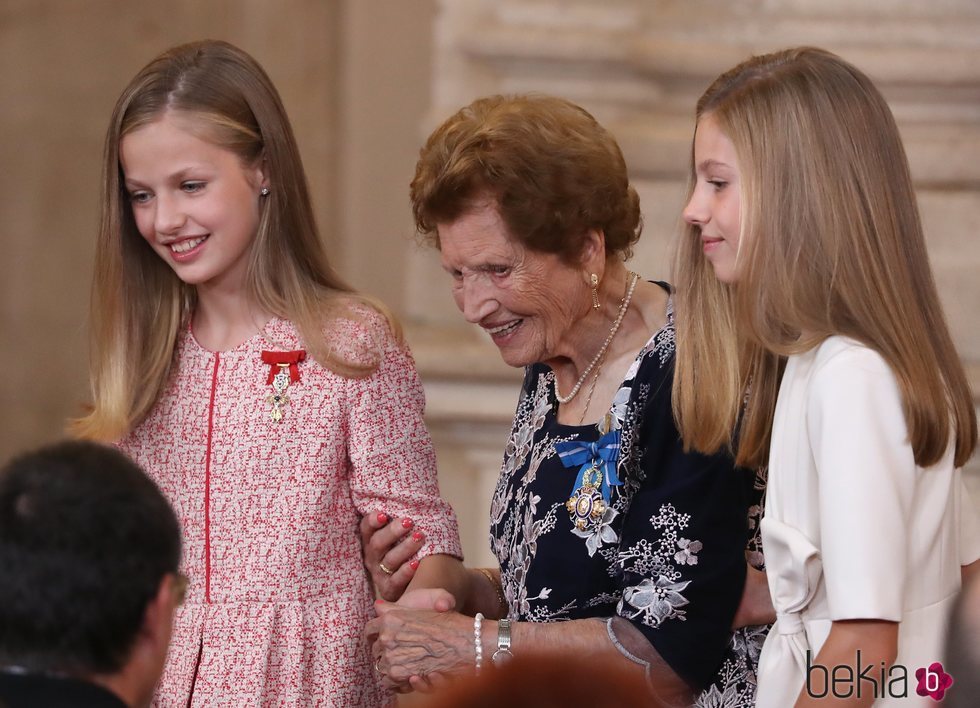 La Princesa Leonor y la Infanta Sofía con Clotilde Veniel en el quinto aniversario de reinado de Felipe VI