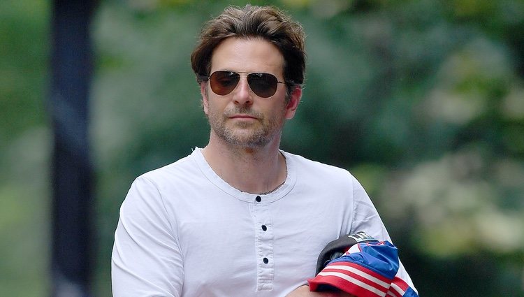 Bradley Cooper paseando en solitario por Nueva York tras la ruptura con Irina Shayk