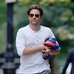Bradley Cooper paseando en solitario por Nueva York tras la ruptura con Irina Shayk