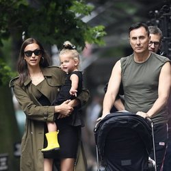 Irina Shayk con su hija Lea y un amigo paseando por Nueva York
