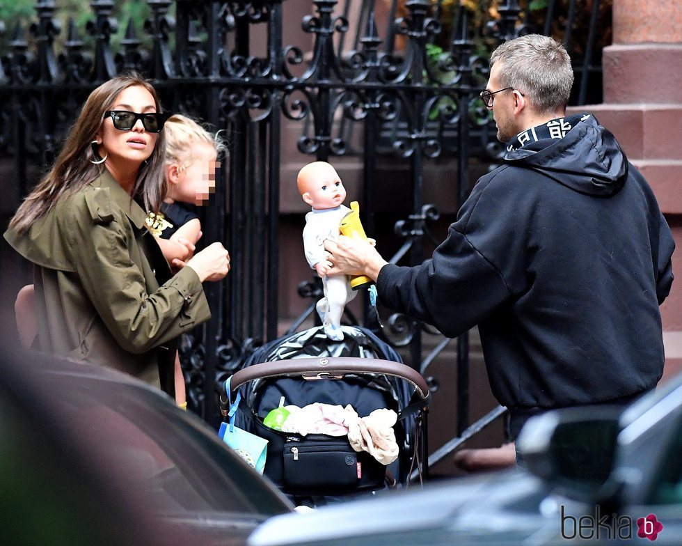 Irina Shayk con su hija Lea y su amigo cogiendo un muñeco por Nueva York
